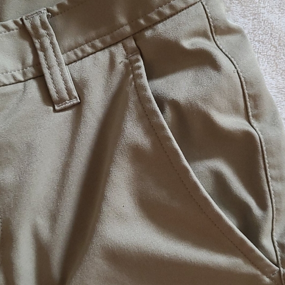 Under Armour Khaki Shorts Size 12 - Picture 3 of 6